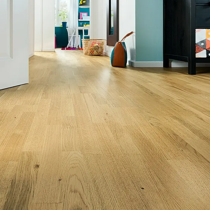 Living by Haro Parkettmuster Eiche geölt - 290 x 180 x 12 mm, Schiffsboden - Detailaufnahme eines Raumes mit hellem Holzboden, der eine warme und natürliche Atmosphäre vermittelt. Die Textur des Bodens ist gut erkennbar.