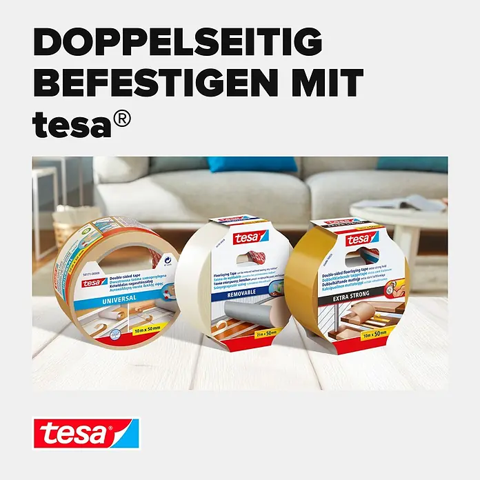 Tesa Doppelseitiges Klebeband Universal - 25 m x 50 mm - Drei tesa doppelseitige Klebebandrollen (Universal, ablösbar, extra stark) auf einem Holztisch.
