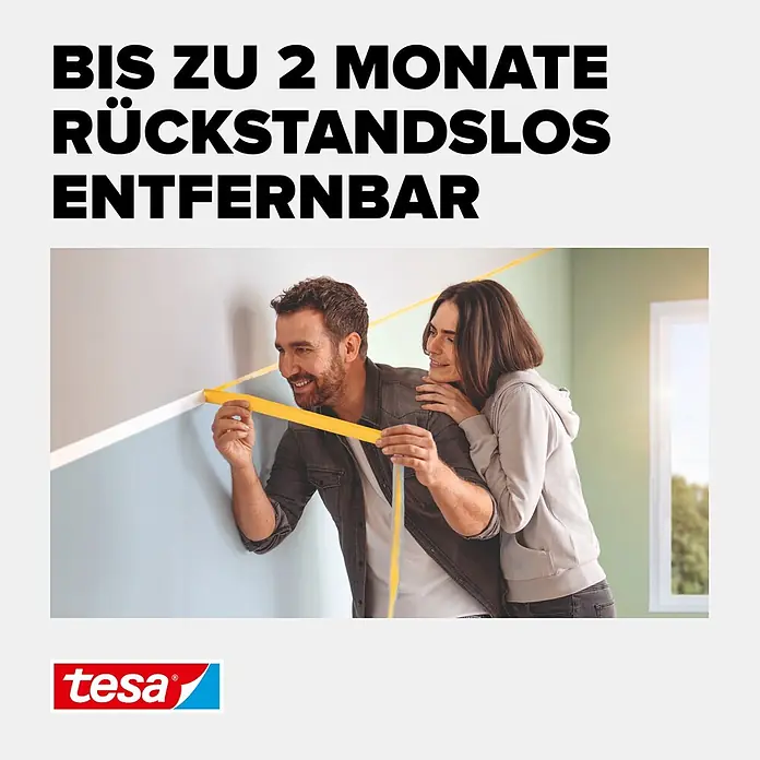 Tesa Malerband Perfect+ - 50 m x 30 mm - Ein Paar verwendet gelbes tesa Malerband, um eine Wand zum Streichen vorzubereiten und saubere Linien zu gewährleisten.