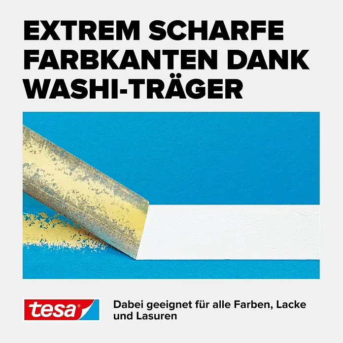 Tesa Malerband Professional - 50 m x 30 mm - Tesa Washi Abdeckband wird von einer blauen Wand abgezogen und enthüllt eine saubere weiße Farblinie mit scharfen Kanten.