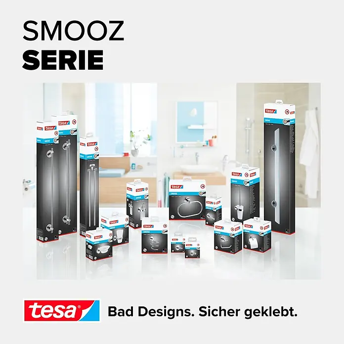 Tesa Smooz Handtuchhaken - Chrom, Glänzend - Eine Kollektion von tesa SMOOZ Chrom-Badaccessoires in der Verkaufsverpackung, präsentiert in einem modernen Badezimmer.
