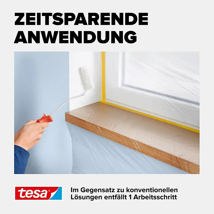Tesa Abdeckfolie Easy Cover Perfect+ im Spender - L x B: 33 m x 140 cm - Tesa Abdeckfolie mit Klebeband schützt Fenster beim Streichen. Eine Hand streicht eine Wand.