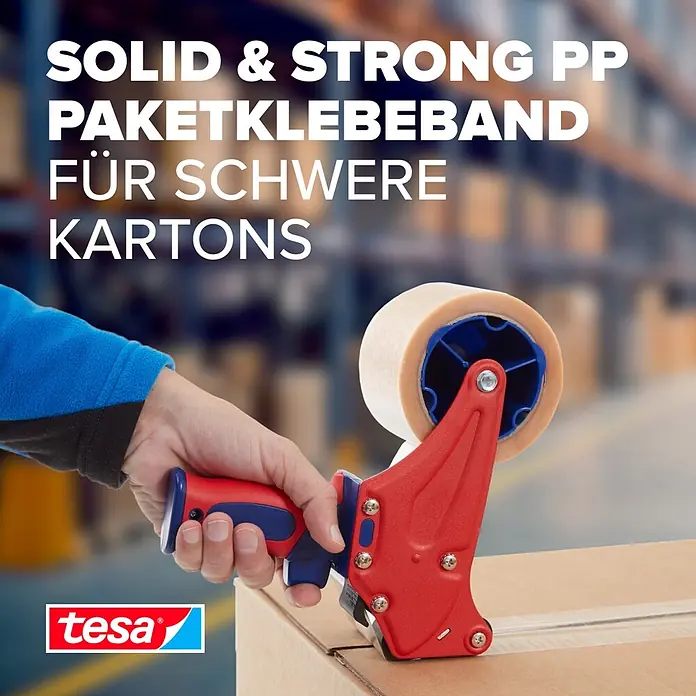 Tesa Pack Paketklebeband Solid & Strong - Transparent, 66 m x 50 mm - Eine Hand verwendet einen rot-blauen Abroller mit transparentem Paketklebeband auf einem braunen Karton.