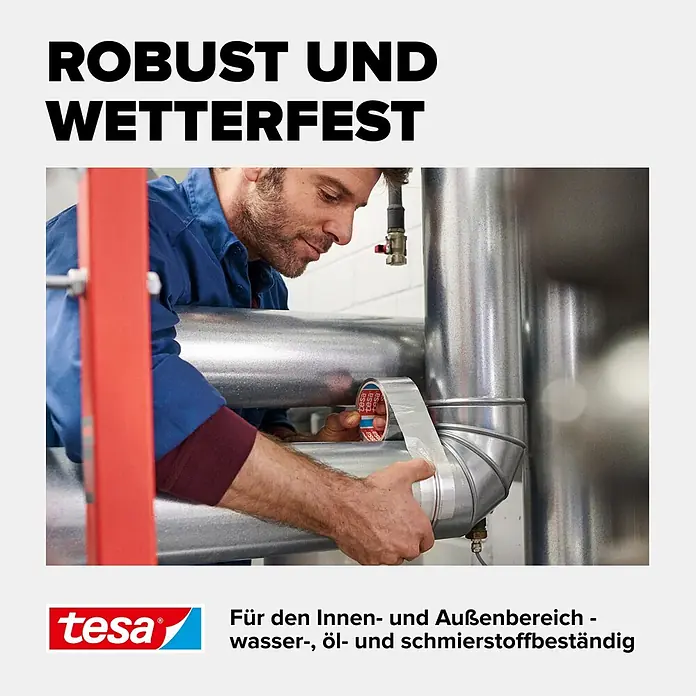 Tesa Aluminiumband - Silber, 10 m x 50 mm - Mann klebt silbernes Tesa-Band auf ein Metallrohr. Robust, wetterfest sowie wasser-, öl- und schmierstoffbeständig.