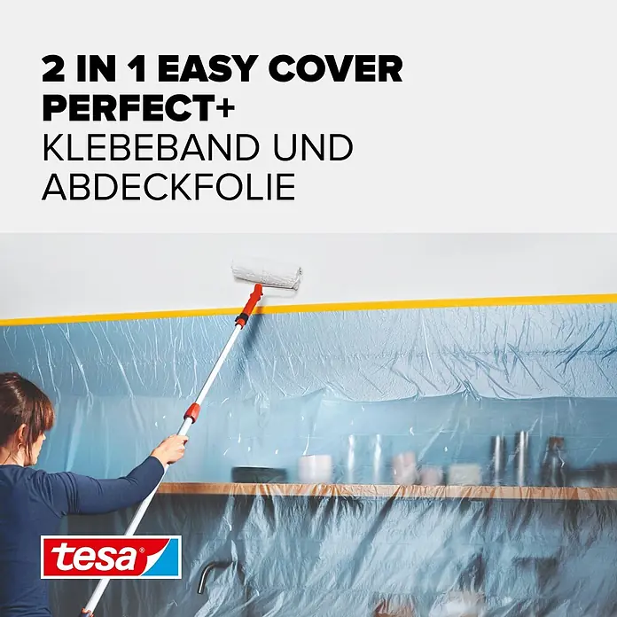 Tesa Abdeckfolie Easy Cover Perfect+ - L x B: 17 m x 260 cm - Frau streicht über gelbem Klebeband und durchsichtiger blauer Abdeckfolie zum Schutz von Küchenoberflächen.