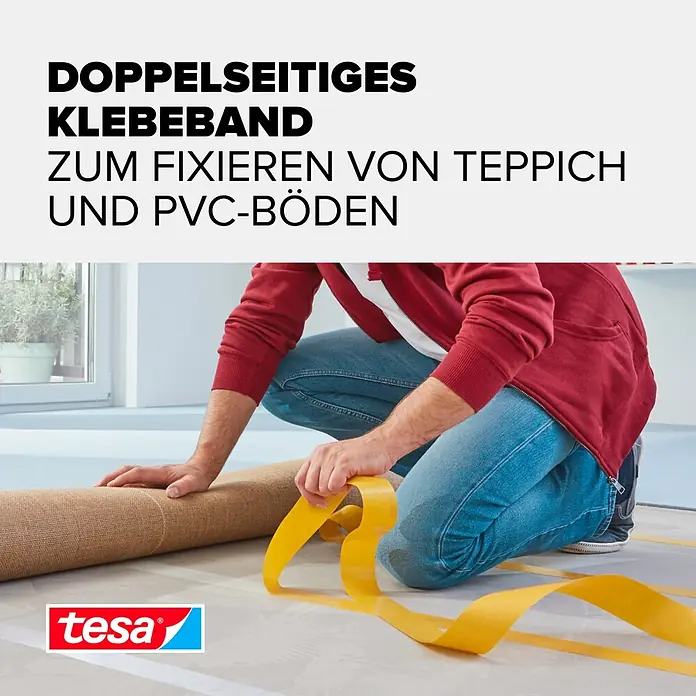 Tesa Verlegeband - 25 m x 50 mm, Beidseitig selbstklebend, Rückstandslos entfernbar, Geeignet für: Teppiche - Person verlegt gelbes doppelseitiges Klebeband zur Teppichfixierung.