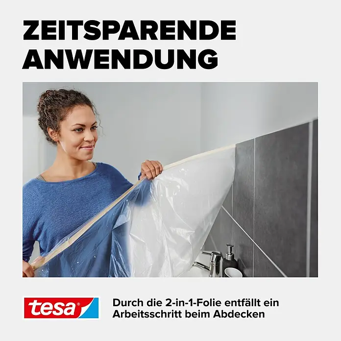 Tesa Abdeckfolie Easy Cover Economy - L x B: 33 m x 140 cm - Eine Frau bringt Tesa 2-in-1 Abdeckfolie an einer Badezimmerwand an, um den Bereich über einem Waschbecken zu schützen.