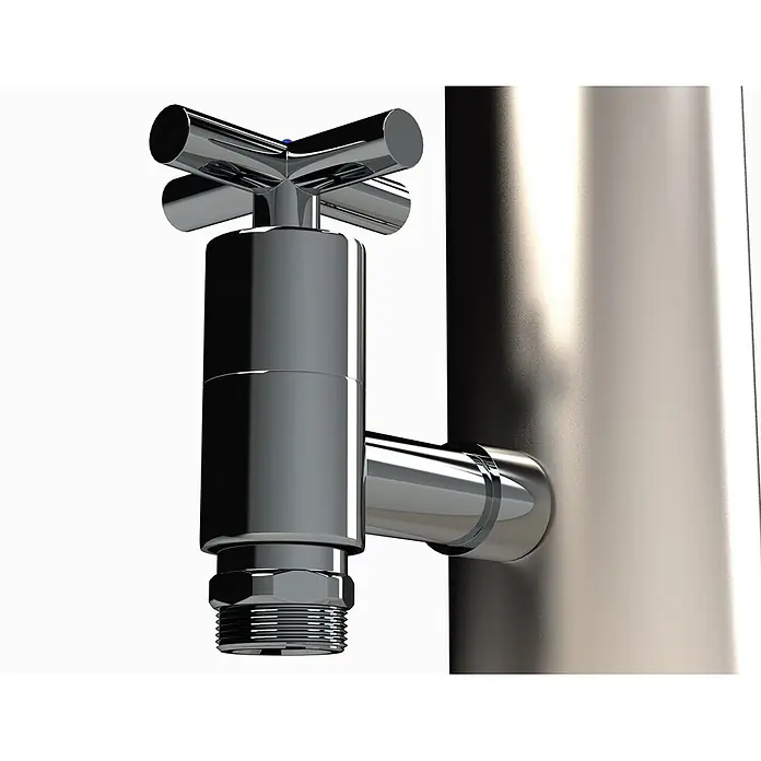 Ideal Eichenwald Pooldusche Modell 35 Gartendusche Nemo - Edelstahl - Glänzender Chrom-Wasserhahn mit Kreuzgriff, mit Gewindeauslauf an einem vertikalen Rohr montiert.