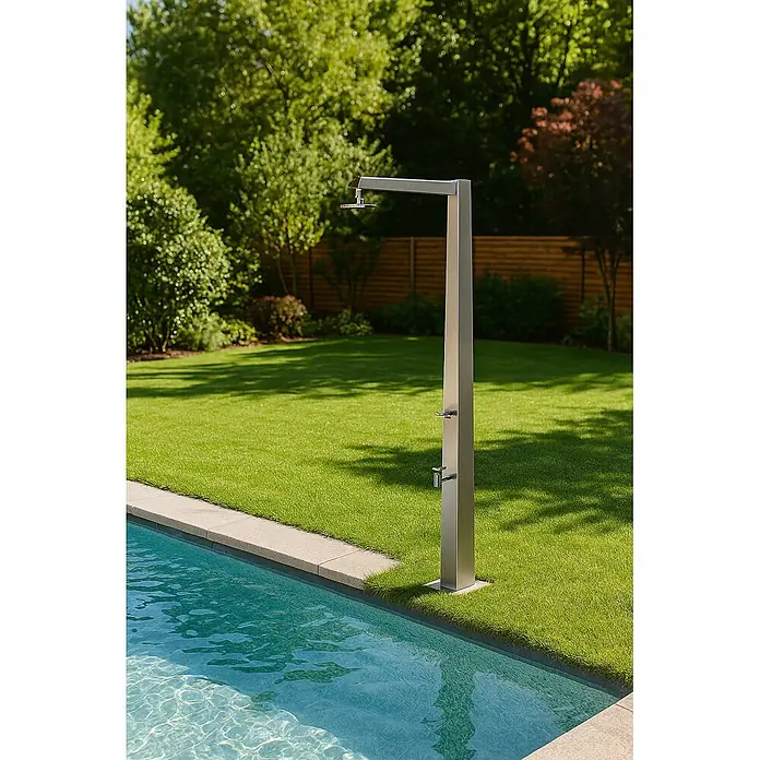 Ideal Eichenwald Pooldusche Mischbatterie - Edelstahl - Gebürstete Edelstahl-Außendusche mit Kopfbrause und zwei unteren Armaturen, neben einem Schwimmbecken.