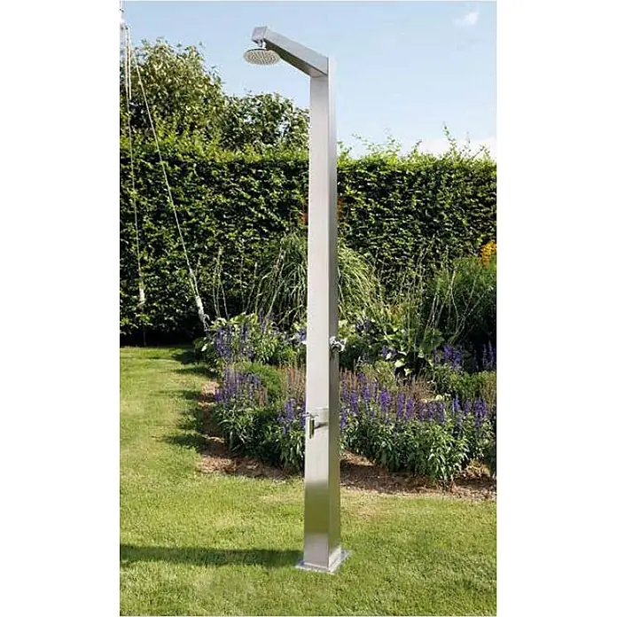 Ideal Eichenwald Pooldusche Mischbatterie - Edelstahl - Gartendusche aus Edelstahl mit quadratischem Pfosten, oben angebrachtem Duschkopf und zwei Drehknöpfen, im Garten platziert.