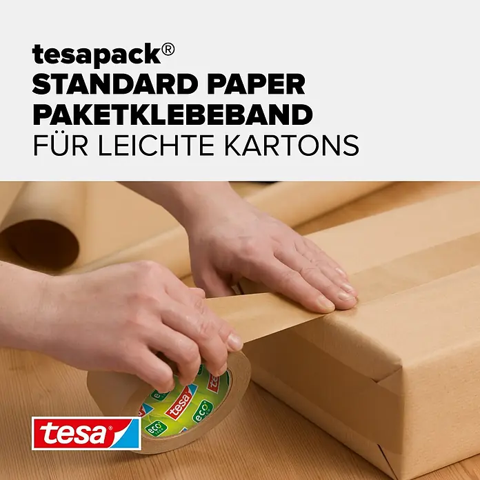 Tesa Paketklebeband Packband ecoLogo - Braun, L x B: 50 m x 5 cm - Braunes tesa Papier-Paketklebeband wird von Händen zum Verschließen eines braunen Kartons verwendet.