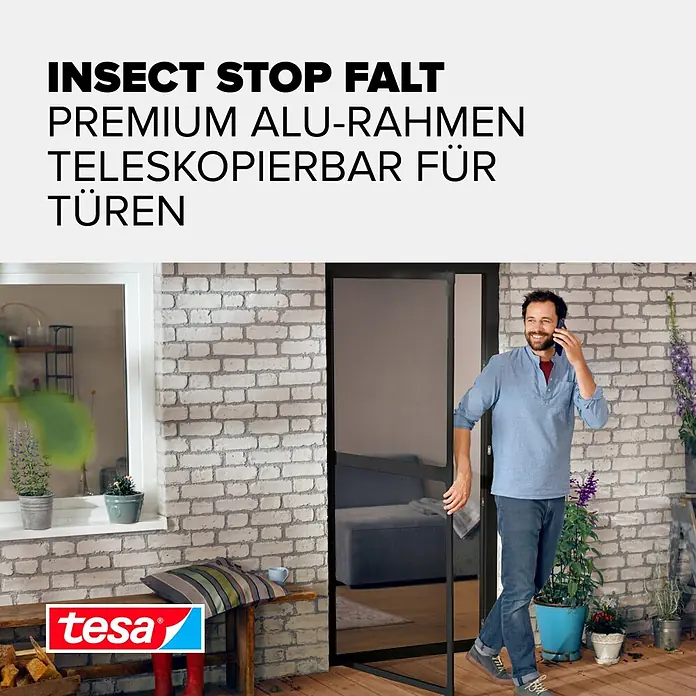 Tesa Insektenschutztür Insect Stop FALT für Türen - Anthrazit, Montage Insektengitter: Klemmen - Schwarze, teleskopierbare Alu-Insektenschutztür für Türen, durch die ein Mann auf eine Terrasse geht.