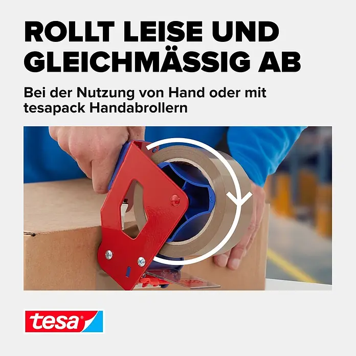 Tesa Pack Paketklebeband Solid & Strong - Braun, 66 m x 50 mm - Braunes Tesa-Packband wird leise und gleichmäßig von einem roten Abroller auf einen Karton abgerollt.