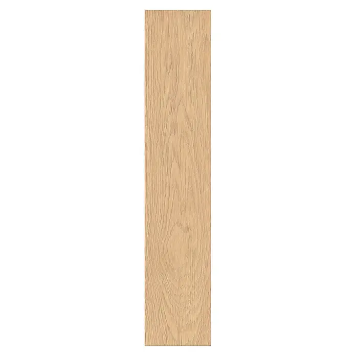 Krono Original Laminat Durastar Herringbone - Natural Darcy Oak, Fischgrät, 630 x 126 x 9 mm - Helle Holzmaserung in Braun mit natürlichen Mustern und einem Ast.