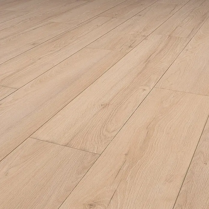Krono Original Laminat Durastar - Sand Ribera Oak, Landhausdiele, 1.288 x 245 x 13 mm - Heller, beigefarbener Laminatboden in Holzoptik mit sichtbarer Maserung, diagonal verlegt.