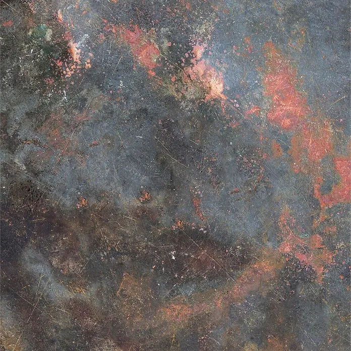 SanDesign Acryl-Verbundplatte - 100 x 250 cm, Black Rust - Dunkle, rostige, zerkratzte Metalltextur mit rötlichen und bläulichen Flecken.