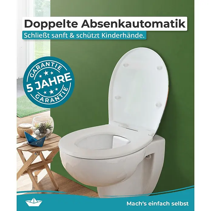Calmwaters WC-Sitz Motiv Halbzeitpause - Duroplast, Mehrfarbig, Mit Absenkautomatik - Weißes wandhängendes WC mit geöffnetem, sanft schließendem Sitz, der Kinderhände schützt.