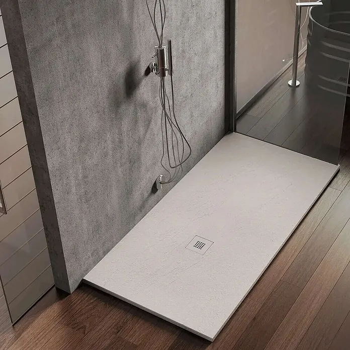 Poalgi Duschwanne Hos's - L x B: 180 x 100 cm, Verbundwerkstoff, Blanco - Rechteckige, helle Duschwanne mit Ablauf, ebenerdig auf Holzfußboden im modernen Bad.