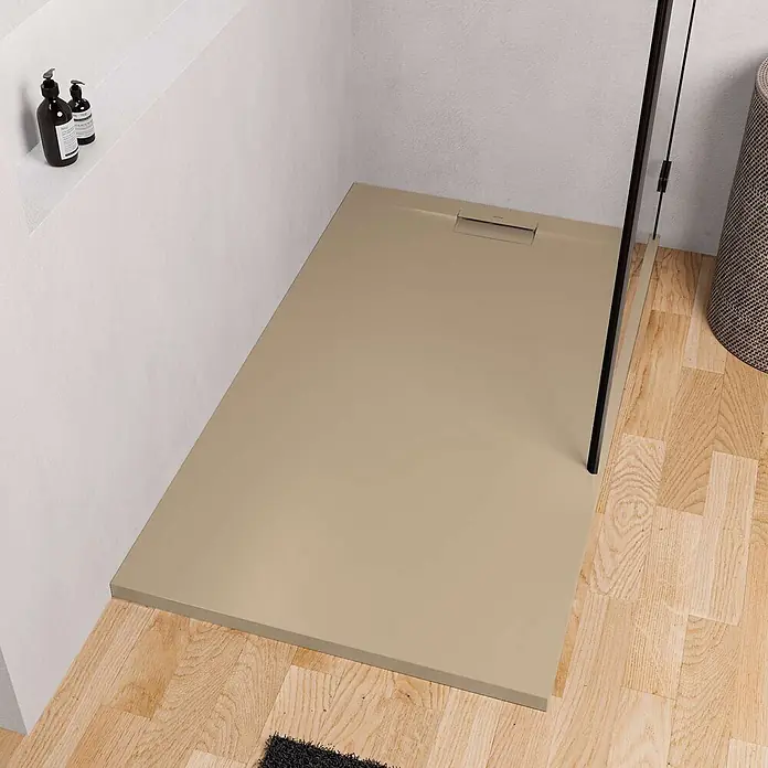 Poalgi Duschwanne Supra - L x B: 120 x 90 cm, Verbundwerkstoff, Beige - Rechteckige, sandfarbene Duschwanne mit linearem Ablauf, in einen Badezimmerboden integriert, neben einer weißen Wand.