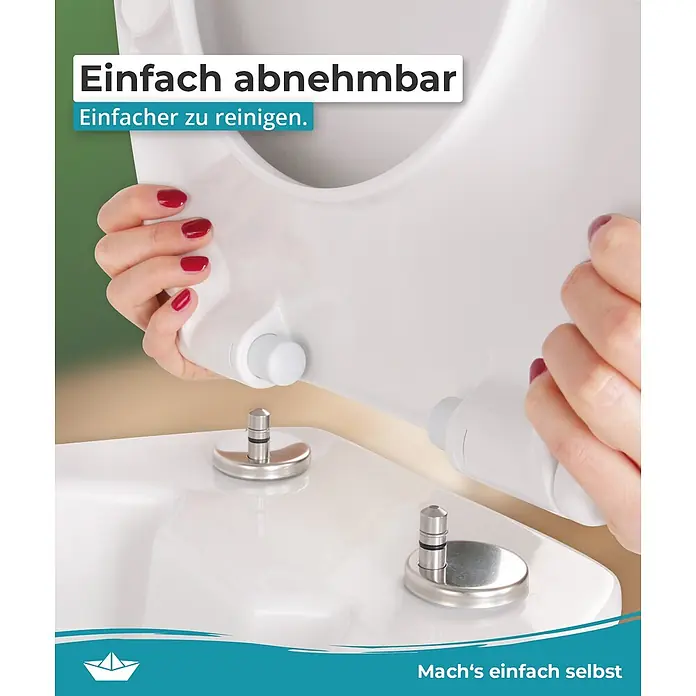 Calmwaters WC-Sitz Motiv Halbzeitpause - Duroplast, Mehrfarbig, Mit Absenkautomatik - Hände entfernen einen weißen WC-Sitz von seinen Edelstahl-Schnellverschluss-Scharnieren zur einfacheren Reinigung.