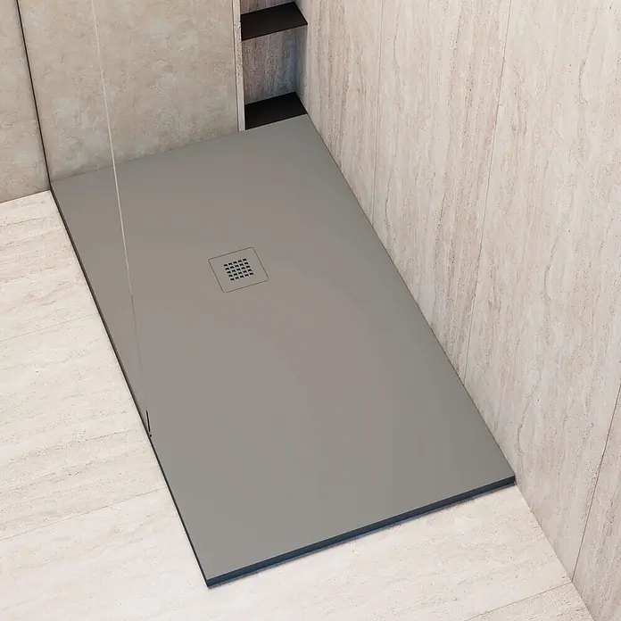 Poalgi Duschwanne Arena - L x B: 140 x 90 cm, Verbundwerkstoff, Concret - Rechteckige graue Duschwanne mit quadratischem, bündigem Abfluss, in gefliesten Duschbereich integriert.