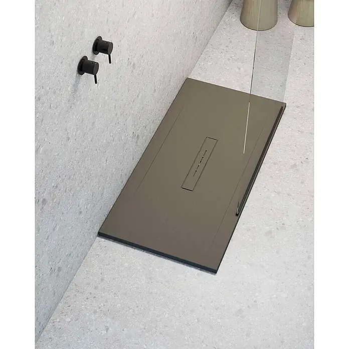 Poalgi Duschwanne Clay - L x B: 120 x 90 cm, Verbundwerkstoff, Braun - Dunkelgraue Duschwanne bündig mit hellem Terrazzoboden und Wandfliesen, mit schwarzen Armaturen und klarer Glasabtrennung.