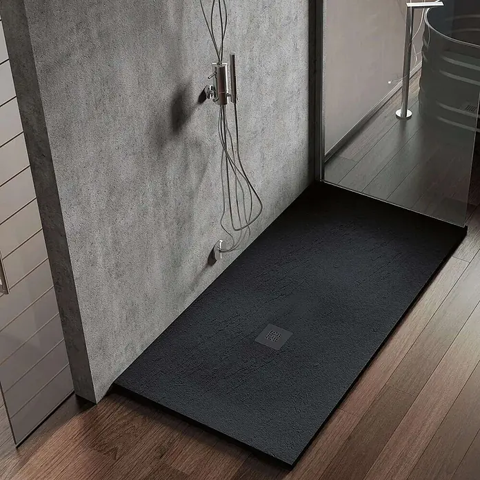 Poalgi Duschwanne Hos's - L x B: 120 x 90 cm, Verbundwerkstoff, Schwarz - Strukturierte dunkelgraue Duschwanne, bündig in Holzboden eingelassen, in modernem Bad mit Betonwand und Glasabtrennung.