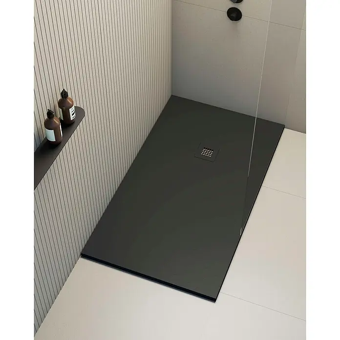 Poalgi Duschwanne Hos's - L x B: 120 x 90 cm, Verbundwerkstoff, Schwarz - Schwarze rechteckige Duschwanne mit Schiefer-Textur und integriertem quadratischem Abfluss, in einer modernen Dusche installiert.