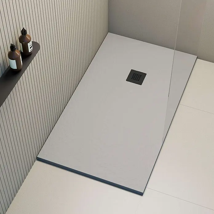 Poalgi Duschwanne Hos's HL - L x B: 130 x 70 cm, Verbundwerkstoff, Hellgrau - Hellgraue texturierte Duschwanne mit schwarzem Abfluss, in einer bodengleichen Dusche installiert.