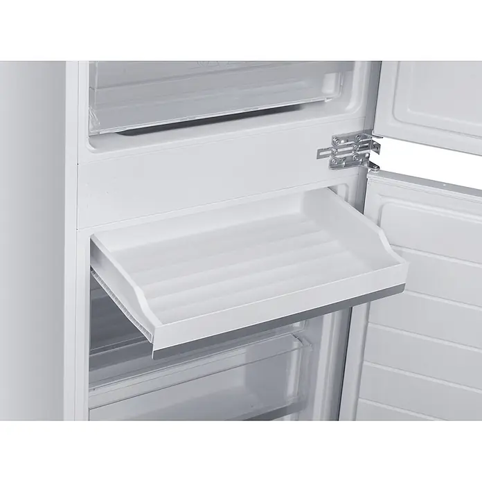 Wolkenstein Kühl-Gefrierkombination WKG255ENFEB - Nutzinhalt Gesamt: 253 l, 54 x 54 x 178,6 cm, Weiß - Weißer gerippter Kühlschrank-Auszug mit grauer Leiste, teilweise ausgefahren.