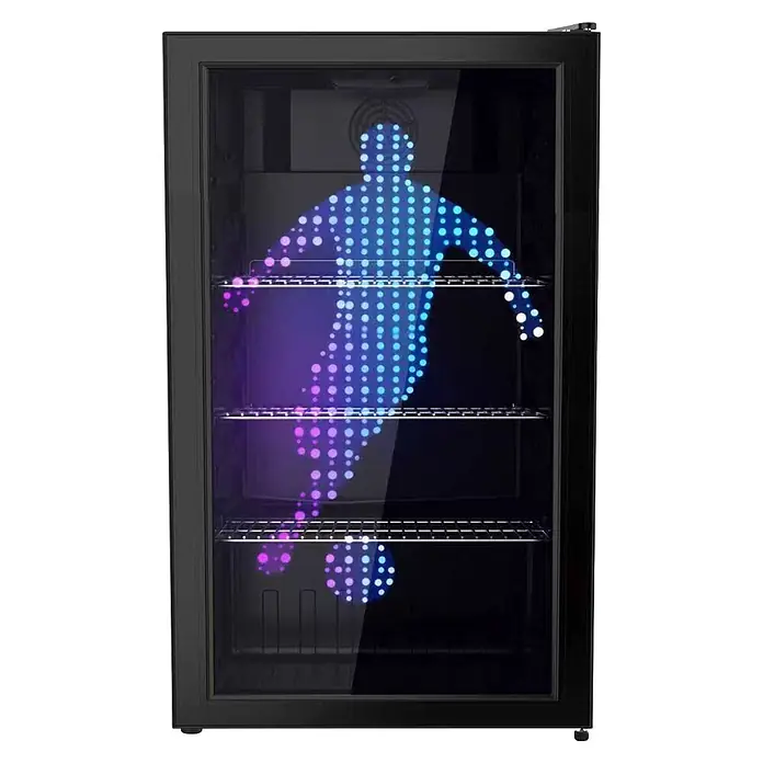PKM Getränkekühlschrank GKS83FC1 - Fußballer - 47 cm x 83 cm x 47 mm, Schwarz - Schwarzer Minikühlschrank mit Glastür, interner beleuchteter Fußballspieler-Grafik und drei Gitterregalen.