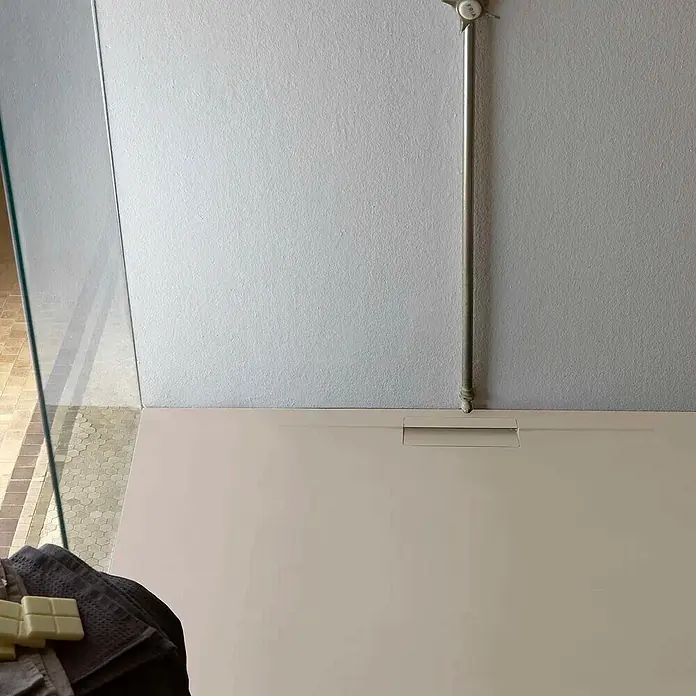 Poalgi Duschwanne Supra - L x B: 180 x 70 cm, Verbundwerkstoff, Perla - Helle beigefarbene Duschwanne mit integriertem linearem Ablauf in einer modernen begehbaren Dusche.