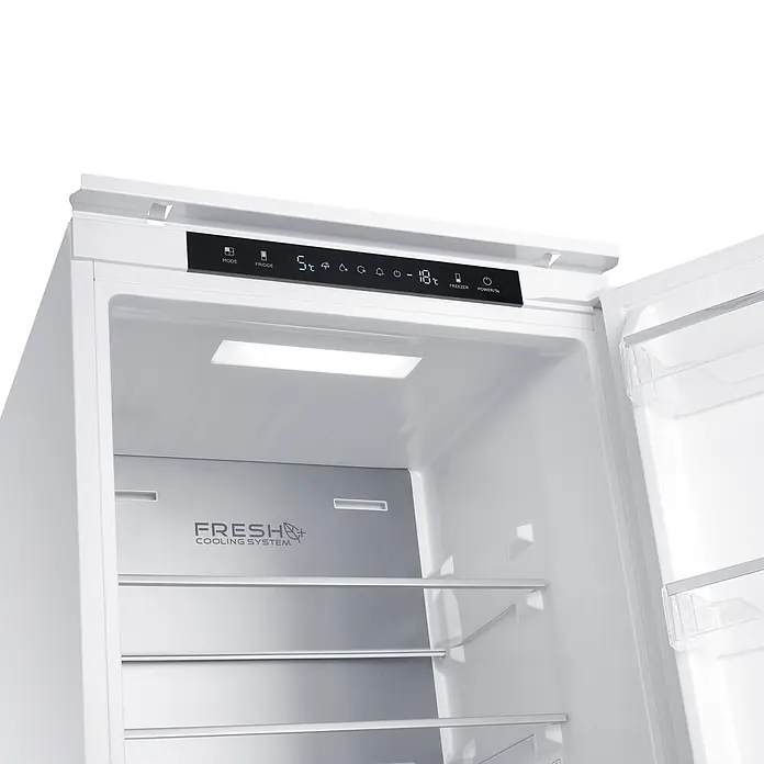Wolkenstein Kühl-Gefrierkombination WKG255ENFEB - Nutzinhalt Gesamt: 253 l, 54 x 54 x 178,6 cm, Weiß - Geöffneter weißer Kühlschrank mit Digitalanzeige für 5°C (Kühlschrank) und -18°C (Gefrierfach), LED-Beleuchtung, Metallrückwand mit 'Fresh Cooling System' und Glasablagen.