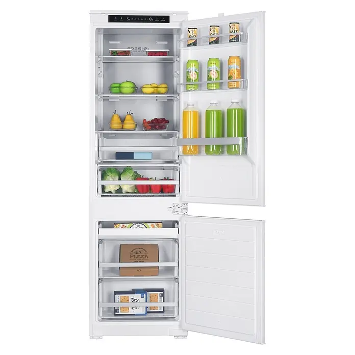 Wolkenstein Kühl-Gefrierkombination WKG255ENFEB - Nutzinhalt Gesamt: 253 l, 54 x 54 x 178,6 cm, Weiß - Weißer Einbau-Kühl-Gefrierschrank mit geöffneten Türen, der verschiedene Lebensmittel und Getränke im Inneren zeigt.