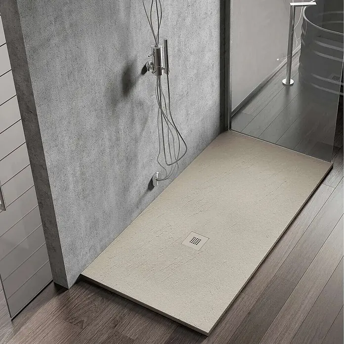 Poalgi Duschwanne Hos's - L x B: 200 x 80 cm, Verbundwerkstoff, Perla - Rechteckige, hellbeige, texturierte Harz-Duschwanne mit quadratischem Abfluss, in eine moderne begehbare Dusche integriert.