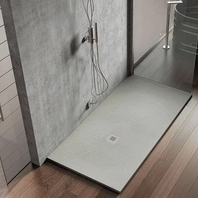 Poalgi Duschwanne Hos's - L x B: 160 x 75 cm, Verbundwerkstoff, Hellgrau - Hellgraue, texturierte Duschwanne, nahtlos in ein modernes Bad mit Holzboden integriert.