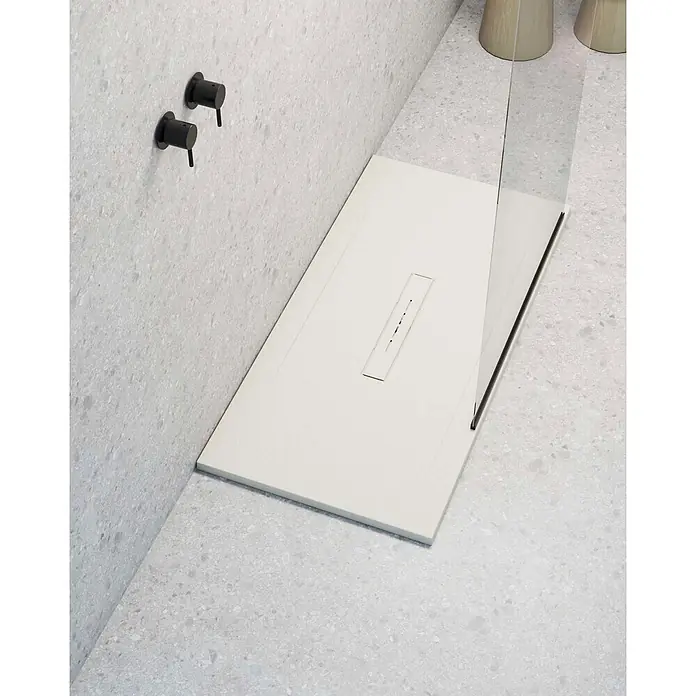 Poalgi Duschwanne Clay - L x B: 160 x 80 cm, Verbundwerkstoff, Marfil - Rechteckige helle Duschwanne mit linearem Ablauf und schwarzen Armaturen.