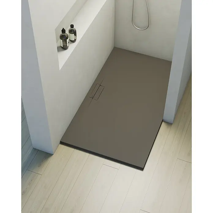 Poalgi Duschwanne Shile - L x B: 120 x 90 cm, Verbundwerkstoff, Braun - Dunkelgraue, rechteckige Duschwanne mit linearem Ablauf, integriert in hellen Holzbodenoptik.
