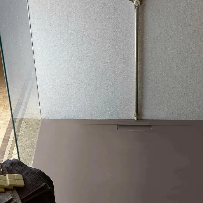 Poalgi Duschwanne Supra - L x B: 120 x 90 cm, Verbundwerkstoff, Braun - Glatte taupe Duschfläche mit integriertem Linienablauf in einer begehbaren Dusche.