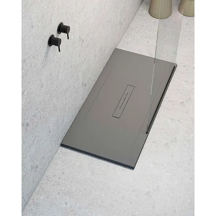 Poalgi Duschwanne Clay - L x B: 120 x 90 cm, Verbundwerkstoff, Grau - Dunkelgraue, texturierte Duschwanne mit linearem Ablauf, in einer gefliesten Dusche installiert.