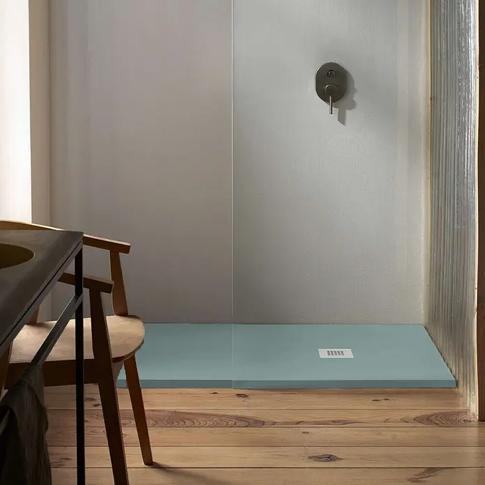 Poalgi Duschwanne Arena - L x B: 120 x 90 cm, Verbundwerkstoff, Grün - Türkise Duschwanne mit quadratischem weißen Ablauf, bodenbündig auf Holzboden in einer modernen Dusche montiert.