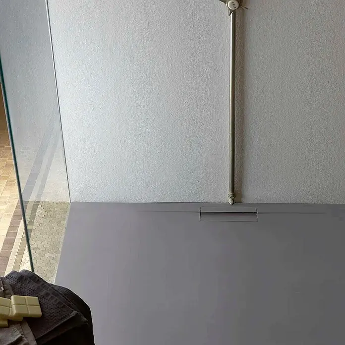 Poalgi Duschwanne Shile - L x B: 180 x 80 cm, Verbundwerkstoff, Concret - Graue Duschwanne mit integriertem Linienablauf in moderner Dusche.