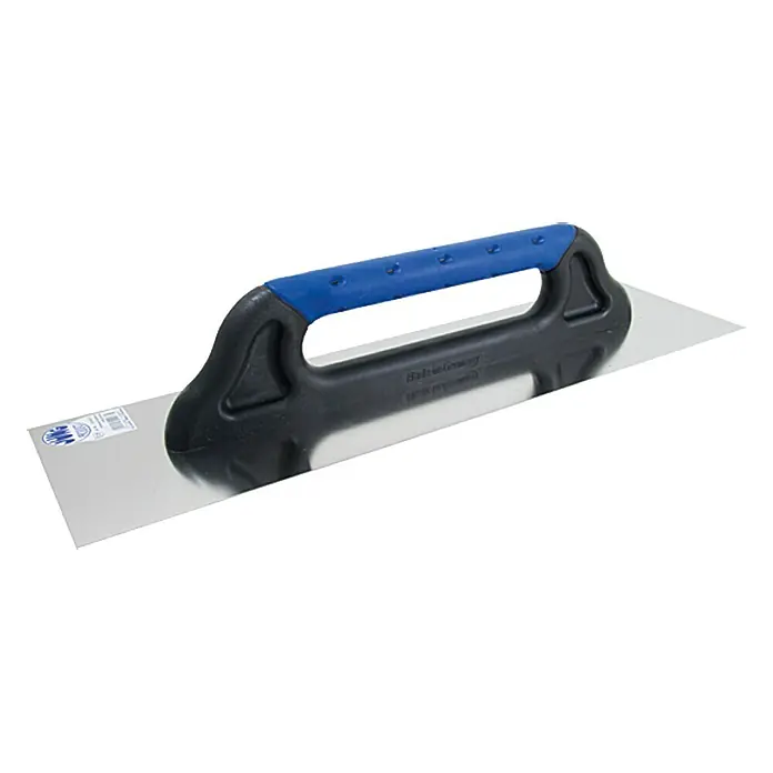 Jung Product Schweizer Aufzieher - 480 x 130 mm, Qualitätsstahl rostfrei - Bild einer Glättkelle mit blauem und schwarzem Griff. Das Werkzeug ist ideal zum Glätten von Putz und anderen Oberflächen.