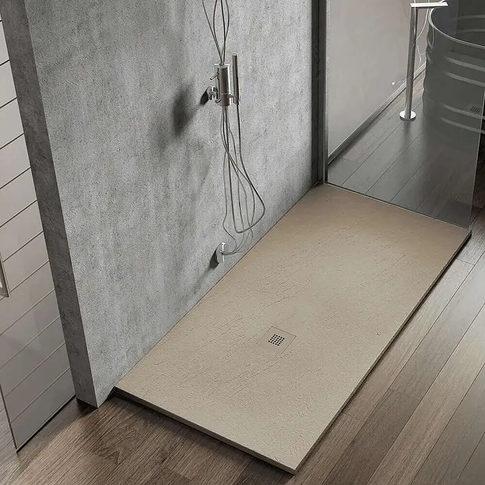 Poalgi Duschwanne Hos's - L x B: 110 x 80 cm, Verbundwerkstoff, Beige - Beige Harzduschwanne mit quadratischem Abfluss, in einem modernen Bad installiert.