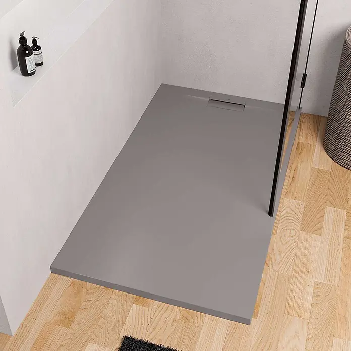 Poalgi Duschwanne Supra - L x B: 180 x 70 cm, Verbundwerkstoff, Concret - Rechteckige, flache graue Duschwanne mit linearem Ablauf auf Holzfußboden in einem Bad.