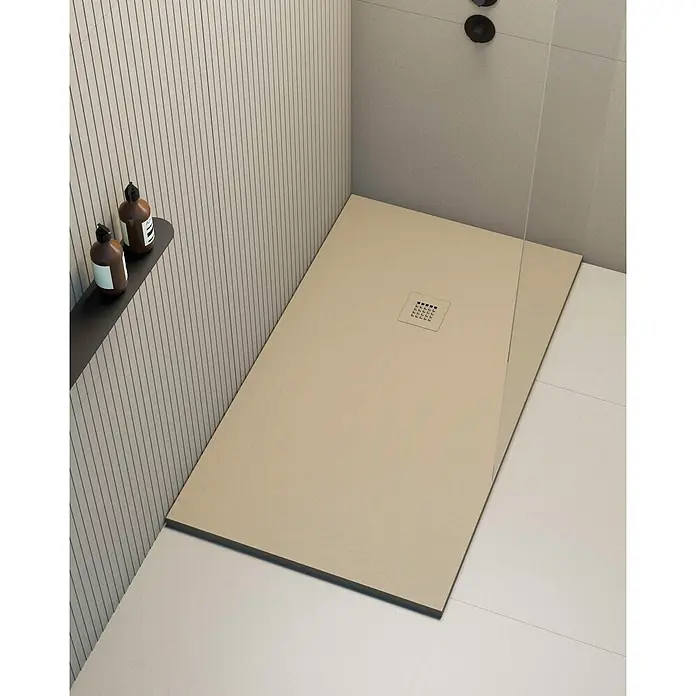 Poalgi Duschwanne Hos's - L x B: 110 x 80 cm, Verbundwerkstoff, Beige - Große, rechteckige beigefarbene Duschwanne mit texturierter Oberfläche und quadratischem Gitterrostablauf in einem modernen Duschbereich.