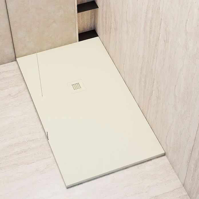 Poalgi Duschwanne Arena - L x B: 200 x 90 cm, Verbundwerkstoff, Marfil - Rechteckige, hellbeige Duschwanne mit quadratischem Gitterrostablauf, in einem gefliesten Duschbereich.