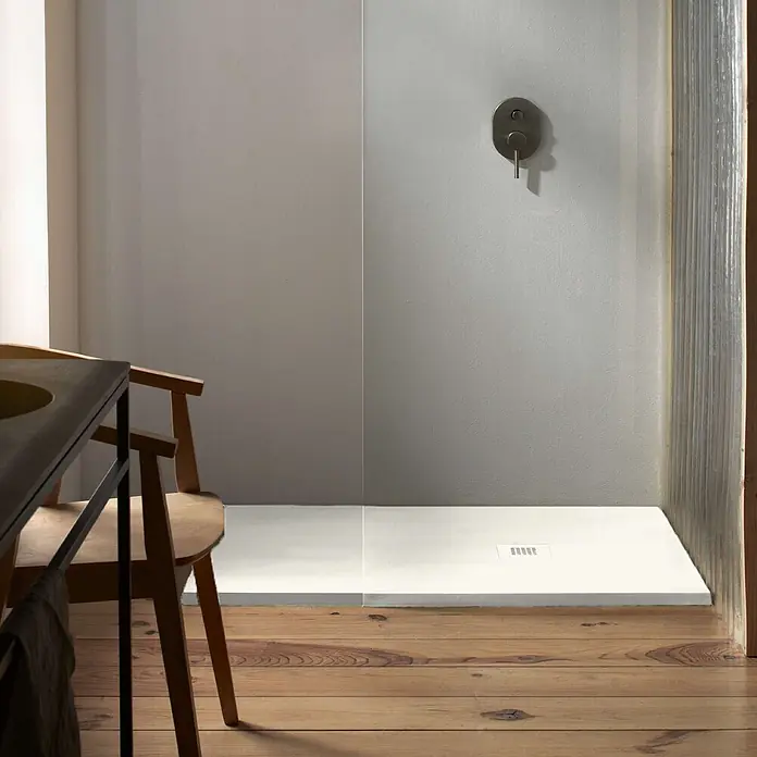 Poalgi Duschwanne Arena - L x B: 200 x 90 cm, Verbundwerkstoff, Marfil - Weiße Duschwanne mit rechteckigem Abfluss, bündig mit Holzboden in einem modernen Bad installiert.