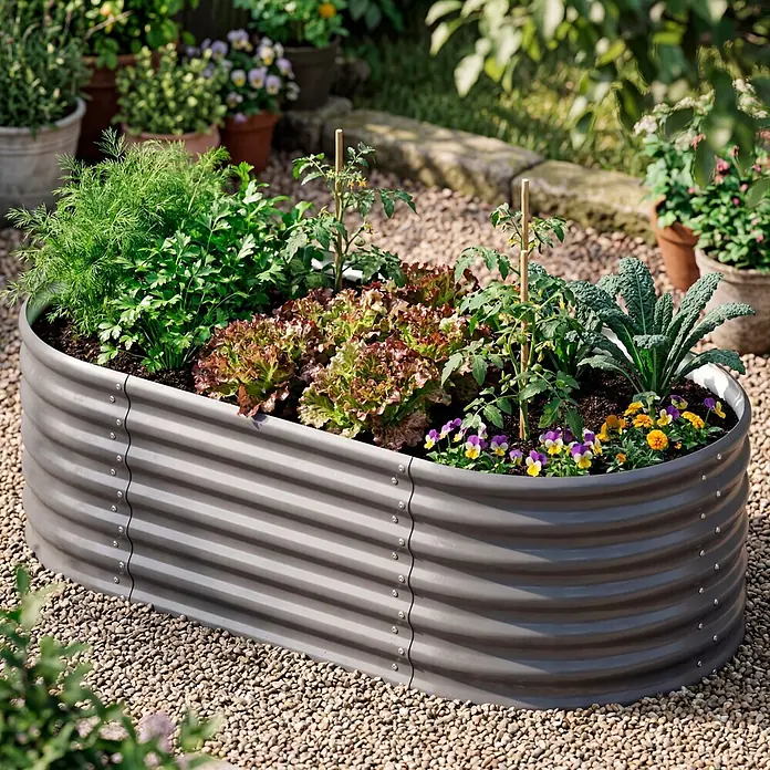 Vitavia Hochbeet Terra 630 - 162 x 82 x 63 cm, Zincalume®, Granit - Graues, gewelltes Hochbeet aus verzinktem Stahl, bepflanzt mit Kräutern, Salat, Grünkohl, Tomaten und Blumen, auf Kies in einem Garten.