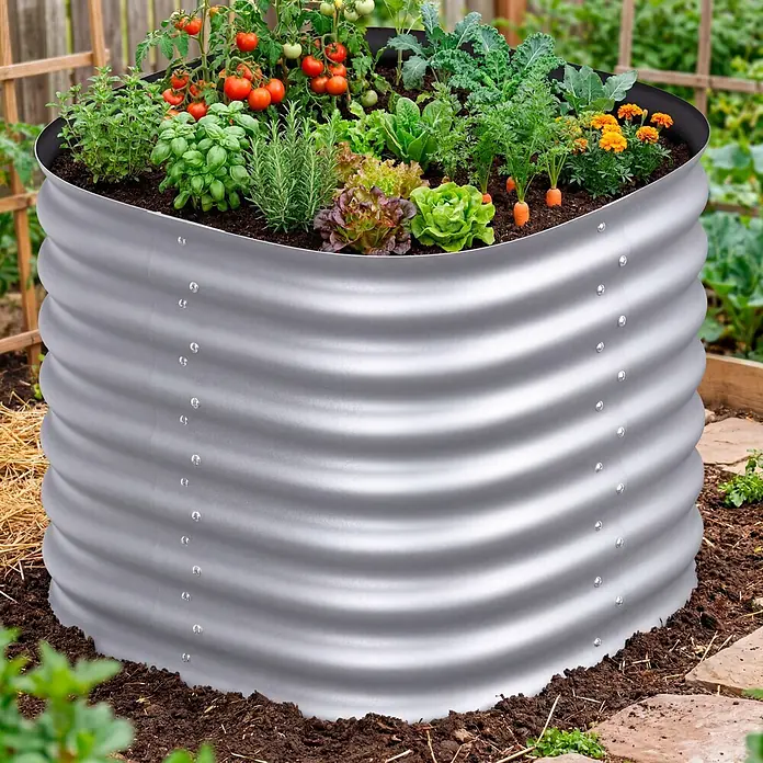 Vitavia Hochbeet Terra 630 - 82 x 82 x 63 cm, Zincalume®, Blank - Großes silbernes Hochbeet aus Wellblech, gefüllt mit gedeihenden Gemüsen und Kräutern im Garten.